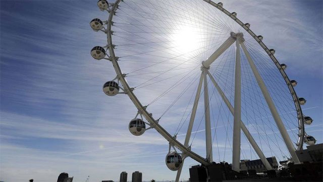 Erleben Sie einen atemberaubenden Panoramablick auf den Las Vegas Strip und der Silhouette der Berge
